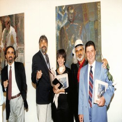 Με τον ομότιμο καθηγητή Ιστορίας της Τέχνης ΑΠΘ Άλκη Χαραλαμπίδη, τον Χάρρυ Κλυνν, και τον Χρήστο Μπακαλάκο στα εγκαίνια της έκθεσής του για τα «80+1 Πορτρέτα Προσωπικοτήτων της Θεσσαλονίκης» στο πλαίσιο των 28ων Δημητρίων
